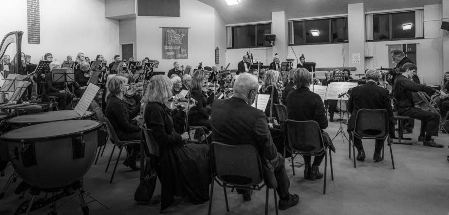 Cello soloist Graham Walker with the orchestra